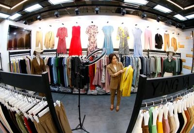 不爱名牌的年轻人，为何扎堆服装批发市场？